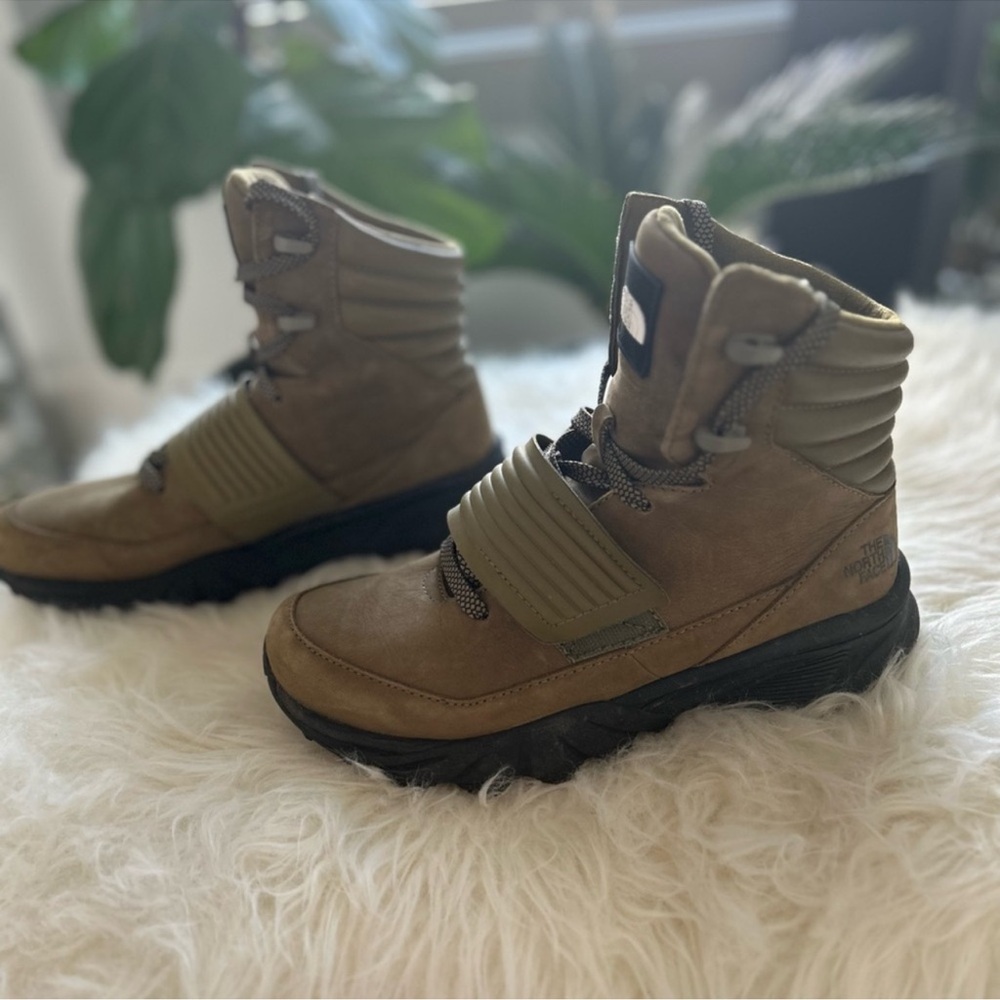 The North Face Women’s Combat Winter Snow Boots size 8
